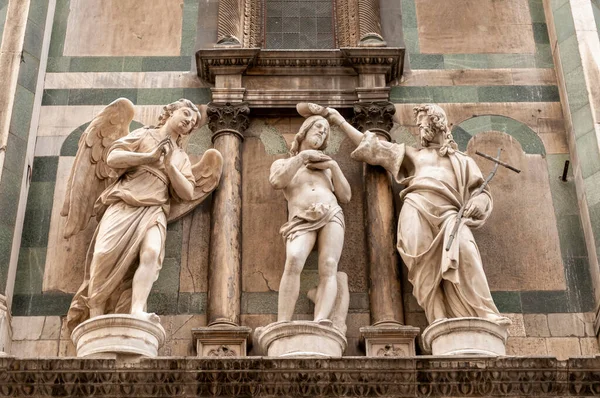 2012年10月29日にイタリアのフィレンツェ 大聖堂サンタ マリア フィオーレ ドゥオーモのファサードの詳細 — ストック写真