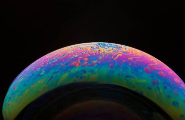 Yüzeyde renkli yansımaları olan sabun köpükleri