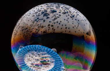 Yüzeyde renkli yansımaları olan sabun köpükleri