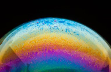 Yüzeyde renkli yansımaları olan sabun köpükleri