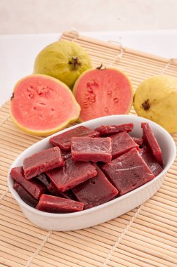 Ev yapımı guava reçeli. Brezilya 'nın en popüler tatlılarından biri.