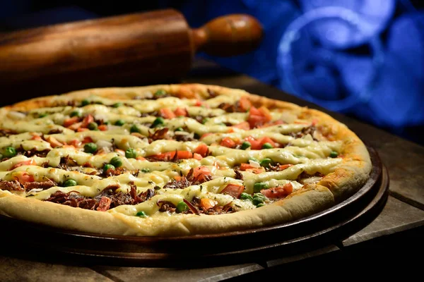 Pizza Daging Kambing Buatan Sendiri Dengan Keju Catupiry — Stok Foto