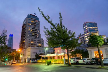Santiago, Şili 1 Kasım 2015. Şehir merkezinde modern mimari binalar gece aydınlandı..