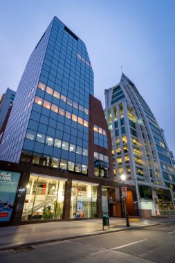 Santiago, Şili 1 Kasım 2015. Şehir merkezinde modern mimari binalar gece aydınlandı..