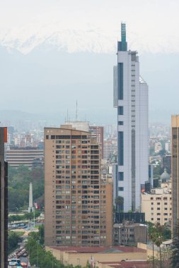 Santiago, Şili 1 Kasım 2015. Şehir merkezinde modern mimari binalar gece aydınlandı..