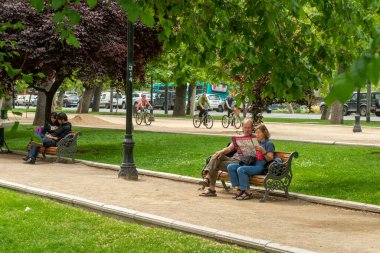 Santiago, Şili 1 Kasım 2015. Şehir merkezinde modern mimari binalar gece aydınlandı..