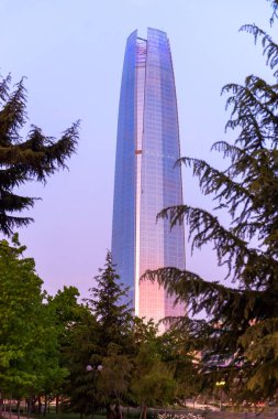  Santiago, Şili 1 Kasım 2015. Gökyüzü Costanera gibi modern binaların altını çizerek mahalle sağlar.