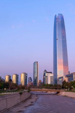  Santiago, Şili 1 Kasım 2015. Gökyüzü Costanera gibi modern binaların altını çizerek mahalle sağlar.