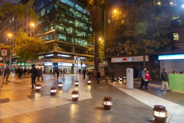 Santiago, Şili 1 Kasım 2015. Şehir merkezinde modern mimari binalar gece aydınlandı..