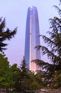  Santiago, Şili 1 Kasım 2015. Gökyüzü Costanera gibi modern binaların altını çizerek mahalle sağlar.