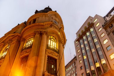 Santiago, Şili 1 Kasım 2015. Akşamın erken saatlerinde borsa binasının önünde..