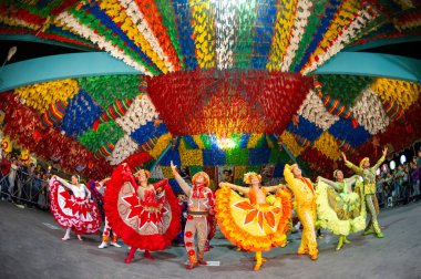 23 Haziran 2012 'de Brezilya' nın Campina Grande kentinde düzenlenen Haziran şenlikleri sırasında halk parkında geleneksel quadrilha dansı. Dünyanın en büyük Aziz John ziyafeti olarak da bilinir..