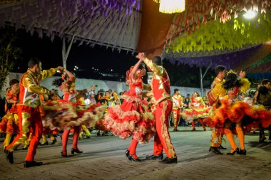  23 Haziran 2015 tarihinde Brezilya 'nın Bananeiras kentinde düzenlenen Haziran şenlikleri sırasında geleneksel quadrilha dansı.