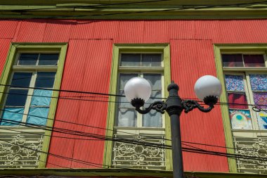 Şili kıyısındaki liman şehri. Dünyanın dört bir yanından turistleri çeken renkli evleriyle tanınıyor.. 