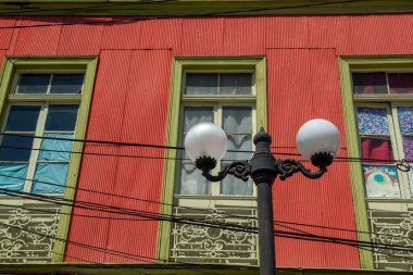 Şili kıyısındaki liman şehri. Dünyanın dört bir yanından turistleri çeken renkli evleriyle tanınıyor.. 