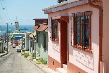 Şili kıyısındaki liman şehri. Dünyanın dört bir yanından turistleri çeken renkli evleriyle tanınıyor.. 