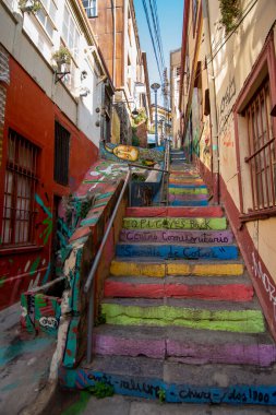 Şili kıyısındaki liman şehri. Dünyanın dört bir yanından turistleri çeken renkli evleriyle tanınıyor.. 