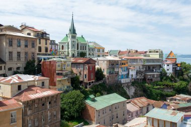 Şili kıyısındaki liman şehri. Dünyanın dört bir yanından turistleri çeken renkli evleriyle tanınıyor.. 
