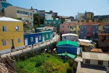 Şili kıyısındaki liman şehri. Dünyanın dört bir yanından turistleri çeken renkli evleriyle tanınıyor.. 