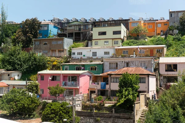 チリ沿岸の港湾都市 世界中から観光客を魅了するカラフルな家で知られています — ストック写真
