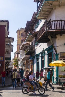 Şehirde geleneksel renkli evleri olan sokaklar.