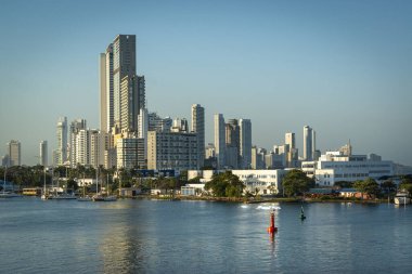Heybetli gökdeleniyle Boca Grande mahallesi.