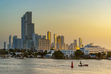 Görkemli gökdeleniyle Boca Grande mahallesi. Gün batımı.