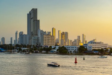 Görkemli gökdeleniyle Boca Grande mahallesi. Gün batımı.