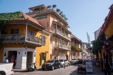 Duvarlarla çevrili şehirde evler ve sokaklar.