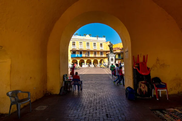 2018年2月1日 位于哥伦比亚玻利瓦尔市卡塔赫纳达斯印地亚斯钟楼下方的城墙城市入口 — 图库照片