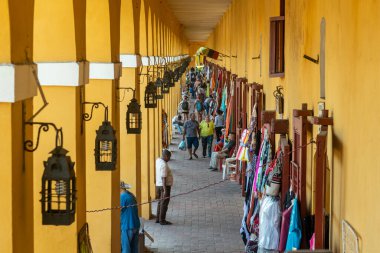 Las Bovedas el işi pazarı, turistlerin Kolombiya 'ya özgü çeşitli ürünler ve hediyelik eşyalar bulabileceği yer..