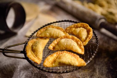 Brezilya mutfağı. Tavadan taze yapılmış ev yapımı hamur işleri. Bu lezzet Brezilya 'nın kuzeydoğu bölgesinde çok takdir edilir..