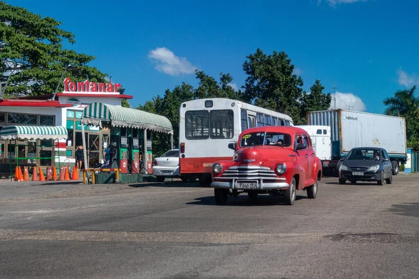 トラック上の赤いヴィンテージ車 — ストック写真
