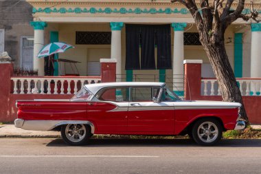 Şubat 2018 'de Havana, Küba' daki El Vedado mahallesinin sokaklarında antika arabalar.