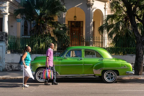 Vintage Samochody Ulicach Dzielnicy Vedado Hawanie Kuba Lutym 2018 — Zdjęcie stockowe