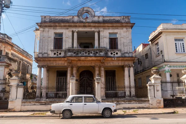 Vintage Αυτοκίνητα Στους Δρόμους Της Γειτονιάς Vedado Στην Αβάνα Κούβα — Φωτογραφία Αρχείου