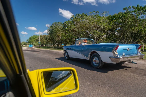 Auto Blu Bianca Pista — Foto Stock