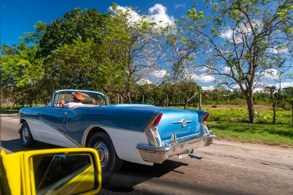 Voiture Bleue Blanche Sur Piste — Photo