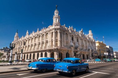Gran Teatro de Habana Alicia Alonso. Ulusal Küba Balesi ve La Habana Uluslararası Bale Festivali ve Şarkı Sözleri sunumlarına ev sahipliği yapmaktadır. Eski ve renkli arabalar..