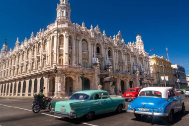 Gran Teatro de Habana Alicia Alonso. Ulusal Küba Balesi ve La Habana Uluslararası Bale Festivali ve Şarkı Sözleri sunumlarına ev sahipliği yapmaktadır. Eski ve renkli arabalar..