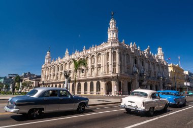 Gran Teatro de Habana Alicia Alonso. Ulusal Küba Balesi ve La Habana Uluslararası Bale Festivali ve Şarkı Sözleri sunumlarına ev sahipliği yapmaktadır. Eski ve renkli arabalar..