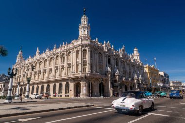 Gran Teatro de Habana Alicia Alonso. Ulusal Küba Balesi ve La Habana Uluslararası Bale Festivali ve Şarkı Sözleri sunumlarına ev sahipliği yapmaktadır. Eski ve renkli arabalar..