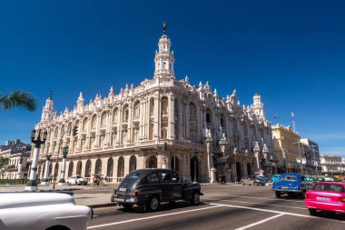 Gran Teatro de Habana Alicia Alonso. Ulusal Küba Balesi ve La Habana Uluslararası Bale Festivali ve Şarkı Sözleri sunumlarına ev sahipliği yapmaktadır. Eski ve renkli arabalar..