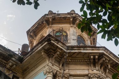 Vedado, Havana 'nın merkezinde güzel ve canlı bir tarihi bölgedir. Geniş ve organize caddeleri olan bir mahalle, çok sayıda restoranı ve güzel evleri var..