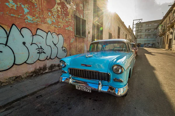 ハバナのヴィンテージカーは今や街のトップ観光ブランドの一つです — ストック写真