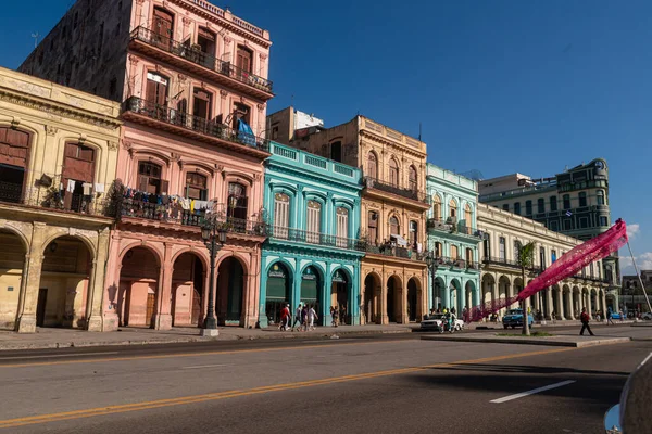 哈瓦那的老式汽车如今已成为该市最大的旅游品牌之一 — 图库照片