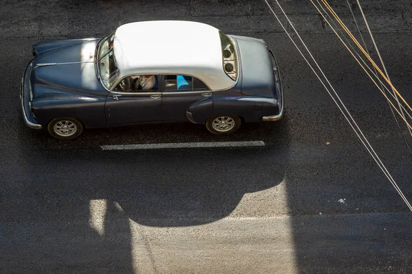 これらの車は地元の人と観光客の両方でツアーに使用されます — ストック写真