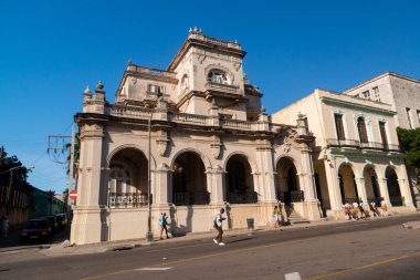 Deco ve sömürge mimarisi, Küba başkentinin eski cephelerinde yan yana yaşıyor..