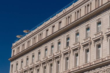 Deco ve sömürge mimarisi, Küba başkentinin eski cephelerinde yan yana yaşıyor..