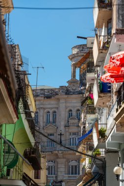 Deco ve sömürge mimarisi, Küba başkentinin eski cephelerinde yan yana yaşıyor..